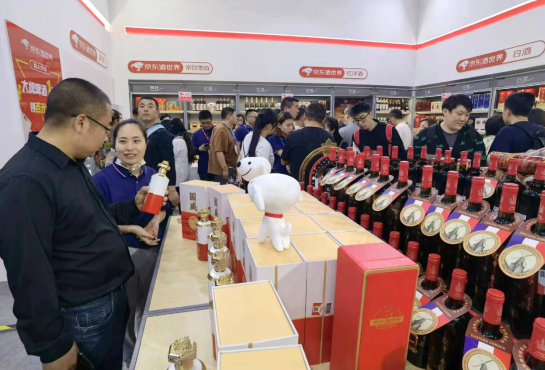 京東酒世界‘春糖001號(hào)店’成都糖酒會(huì)驚艷亮相，一體化新模式引領(lǐng)白酒零售新浪潮